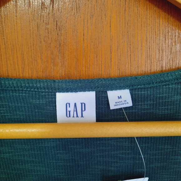 🛍 NWT Gap Long Sleeve Ribbed Sweetheart Open Neckline June Bug Shirt Size M - Picture 8 of 10